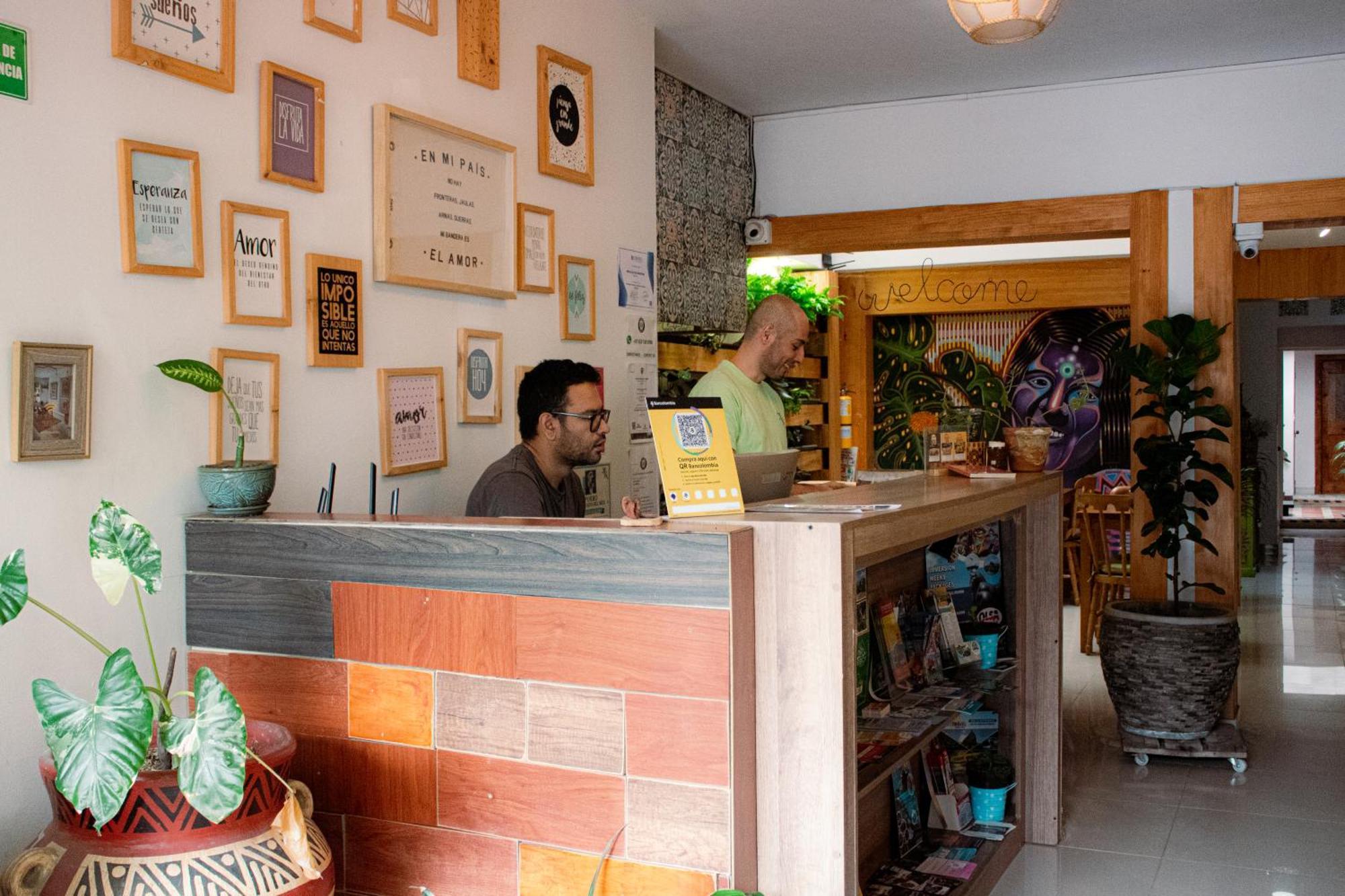 Adn Algo De Nosotros - Malaika Hostel เมเดยิน ภายนอก รูปภาพ