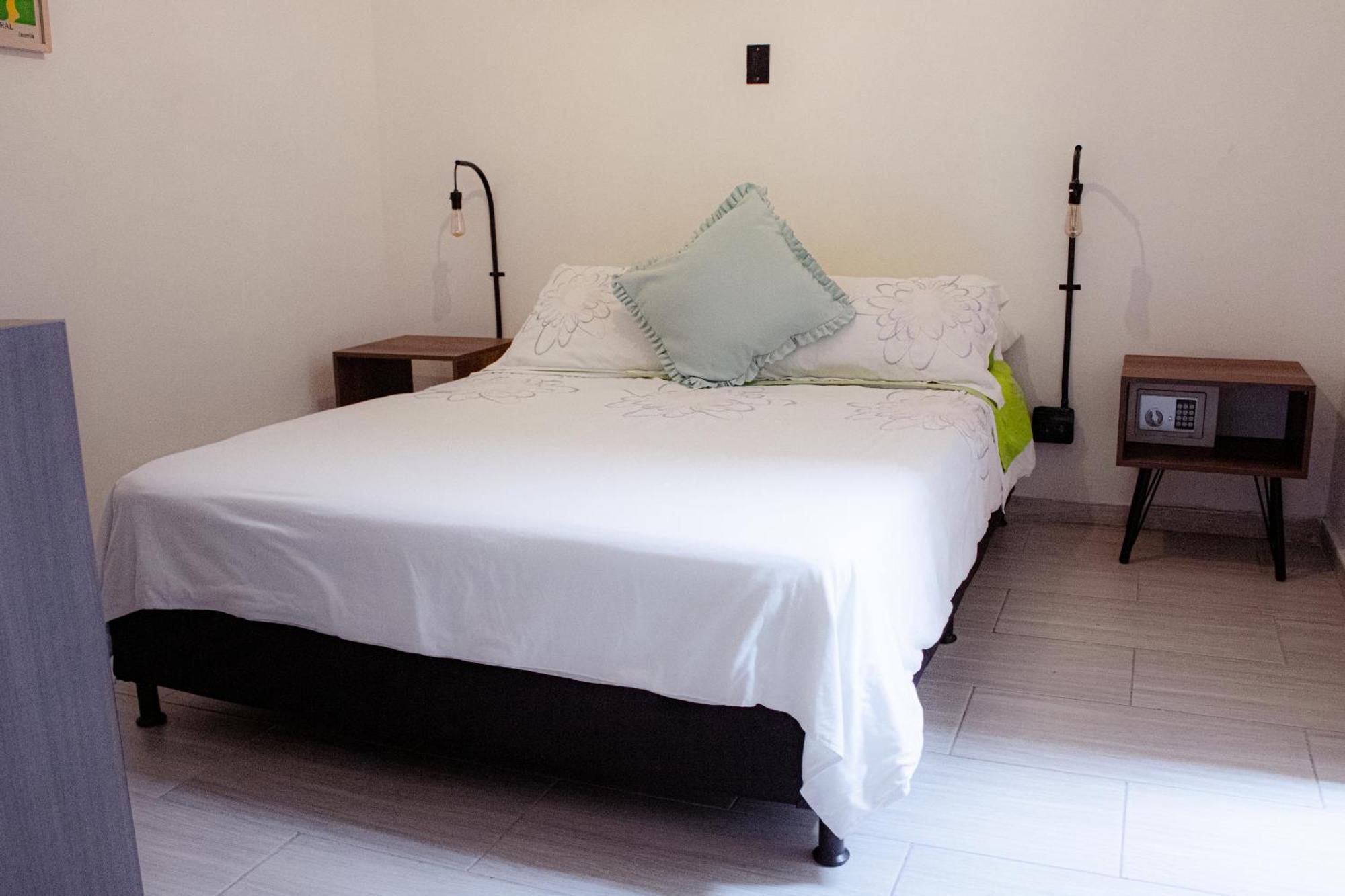 Adn Algo De Nosotros - Malaika Hostel เมเดยิน ภายนอก รูปภาพ